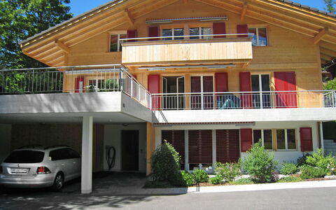 Chalet Almisgässli: Pflanze, Gebäude, Eigentum, Himmel, Fenster, Fahrzeug, Rad, Auto