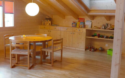 Chalet Almisgässli: Tabelle, Möbel, Eigentum, Fenster, Holz, Regal, Interior Design, Fussboden, Flooring, Halle
