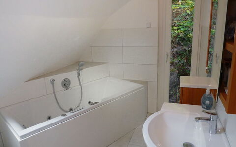 Leubach: Badezimmer, Eigentum, Zimmer, Zapfhahn, Wand, Badewanne, Sinken, Armatur, Fussboden, Fliese