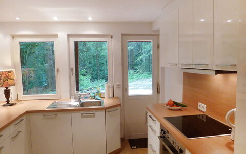 Leubach: Zimmer, Countertop, Eigentum, Möbel, Sinken, Cabinetry, Küche, Interior Design, Gebäude, Decke
