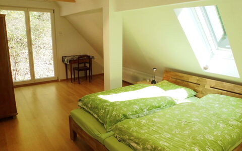 Leubach: Schlafzimmer, Bett, Zimmer, Möbel, Eigentum, Bettdecke, Bettrahmen, Matratze, Bedding, Interior Design