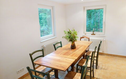 Leubach: Zimmer, Möbel, Esszimmer, Eigentum, Tabelle, Fussboden, Gebäude, Interior Design, Decke, Grundeigentum