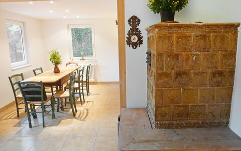 Leubach: Zimmer, Fussboden, Eigentum, Möbel, Fliese, Tabelle, Flooring, Interior Design, Wand, Gebäude
