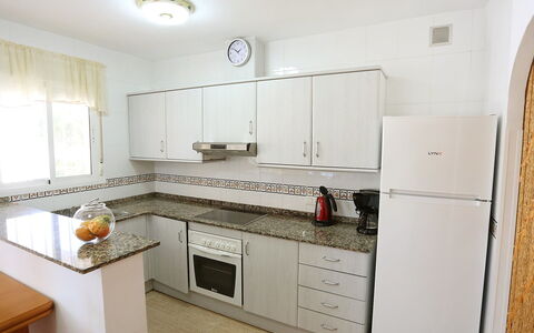 Vicky: Eigentum, Zimmer, Countertop, Küche, Möbel, Cabinetry, Interior Design, Grundeigentum, Gebäude, Haus