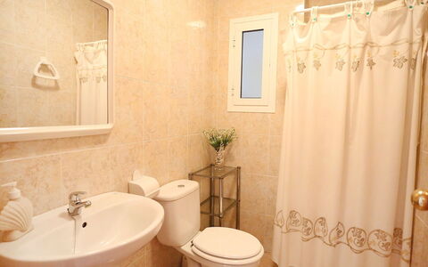 Vicky: Badezimmer, Eigentum, Zimmer, Interior Design, Vorhang, Wand, Armatur, Bad Zubehör, Grundeigentum, Fussboden