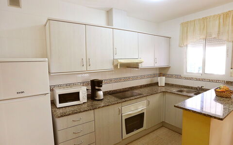 Miramar: Eigentum, Zimmer, Möbel, Küche, Cabinetry, Countertop, Interior Design, Gebäude, Haus, Grundeigentum