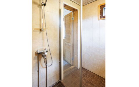Aurinkoranta: Flooring, Armatur, Fussboden, Dusche, Badezimmer, Installation, Duschkopf, Duschtür, Toilette, Fliese