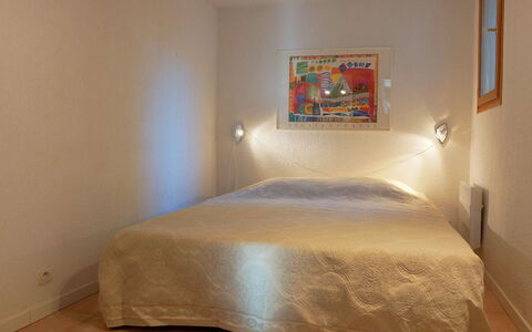 Le Belvédère: Schlafzimmer, Bett, Möbel, Zimmer, Bedding, Bettdecke, Eigentum, Bettrahmen, Fussboden, Wand