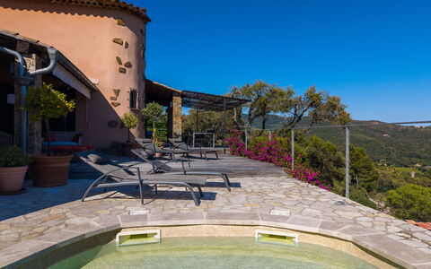 Le Pas de Courtin: Blau, Schwimmbad, Gartenmöbel, Resort, Schatten, Stuhl, Eco Hotel, Ferienort, Blumentopf, Flagstone