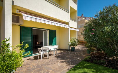 Krk Pinezići 100: Pflanze, Möbel, Gebäude, Eigentum, Tabelle, Fenster, Zimmerpflanze, Schatten, Interior Design, Grundstueck