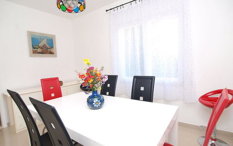 Carmen: Zimmer, Eigentum, Interior Design, Möbel, Tabelle, Decke, Esszimmer, Wand, Haus, Design