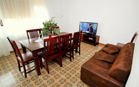 Mirko: Zimmer, Eigentum, Möbel, Wohnzimmer, Fussboden, Interior Design, Tabelle, Grundeigentum, Hartholz, Gebäude