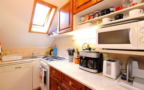 Zsuzsi: Countertop, Zimmer, Küche, Eigentum, Cabinetry, Möbel, Gebäude, Interior Design, Gelb, Orange