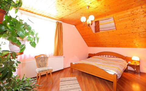 Zsuzsi: Zimmer, Möbel, Schlafzimmer, Eigentum, Bett, Gebäude, Interior Design, Orange, Decke, Haus