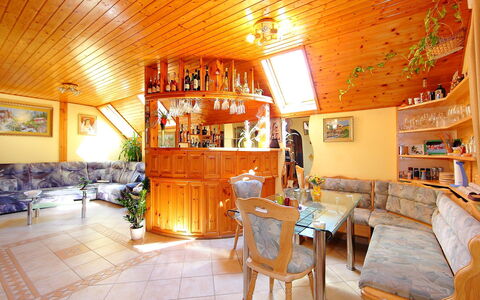 Zsuzsi: Zimmer, Gebäude, Eigentum, Interior Design, Möbel, Grundeigentum, Restaurant, Tabelle, Decke, Haus