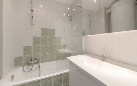 Tivoli 37 with Parking: Armatur, Spiegel, Eigentum, Zapfhahn, Badezimmer, Sinken, Badewanne, Dusche, Fussboden
