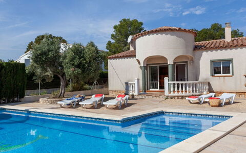 Villa Cala Vidre a: Wasser, Wolke, Himmel, Eigentum, Pflanze, Schwimmbad, Gebäude, Baum, Azurblau, Fenster