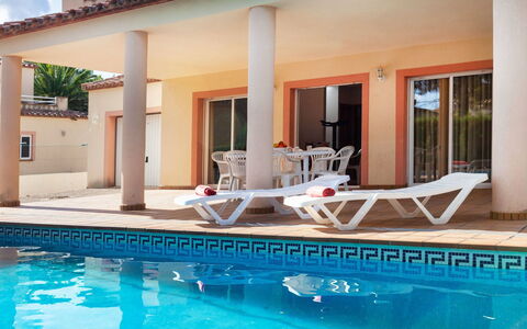 Villa Cala Nova B: Wasser, Eigentum, Schwimmbad, Gebäude, Möbel, Weiss, Fenster, Azurblau, Sonnenliege, Stuhl