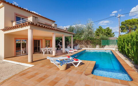 Villa Cala Nova B: Himmel, Eigentum, Wasser, Gebäude, Pflanze, Azurblau, Baum, Schwimmbad, Gartenmöbel, Wolke
