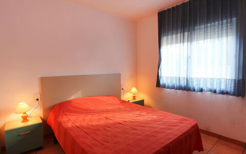 Villa Cala Nova B: Schlafzimmer, Bett, Zimmer, Möbel, Bettdecke, Eigentum, Interior Design, Fussboden, Bettrahmen, Bedding
