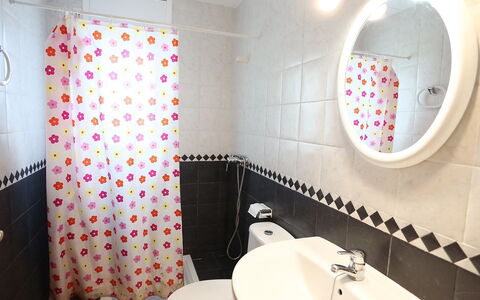 Villa Cala Nova B: Badezimmer, Eigentum, Zimmer, Fliese, Toilette, Toilleten Sitz, Rosa, Interior Design, Wand, Fussboden