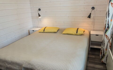 Villa Vuosseli C 1: Holz, Schlafzimmer, Flooring, Fussboden, Bett, Interior Design, Bettdecke, Bedding, Bettrahmen, Möbel