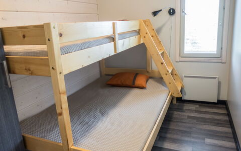 Villa Vuosseli C 1: Etagenbett, Holz, Flooring, Fussboden, Schlafzimmer, Bettrahmen, Zimmer, Bett, Holzbeize, Hartholz