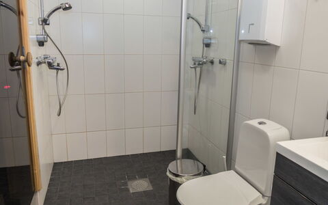 Villa Vuosseli C 1: Badezimmer, Toilleten Sitz, Armatur, Toilette, Flooring, Fussboden, Installation, Sinken, Interior Design, Zapfhahn