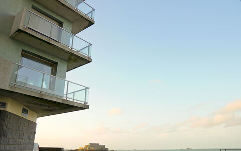Le Grand Large: Himmel, Die Architektur, Wolke, Haus, Meer, Ozean, Gebäude, Turm, Balkon, Sonnenlicht