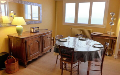 Le Grand Large: Möbel, Fenster, Tabelle, Eigentum, Cabinetry, Holz, Interior Design, Beleuchtung, Küche & Esszimmer Tisch