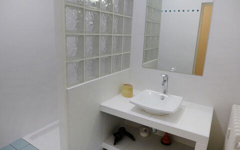 Le Grand Large: Spiegel, Zapfhahn, Sinken, Bad Sink, Armatur, Badezimmer, Lila, Interior Design, Fussboden, Flooring