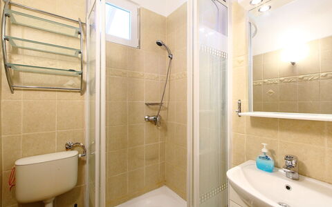 Aurora: Badezimmer, Eigentum, Zimmer, Armatur, Grundeigentum, Interior Design, Die Architektur, Zapfhahn, Haus, Bad Zubehör