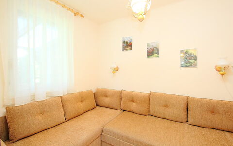Aurora: Zimmer, Eigentum, Möbel, Wohnzimmer, Couch, Interior Design, Gelb, Wand, Grundeigentum, Fussboden