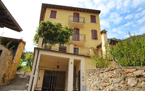 Gargnano 250: Gebäude, Wolke, Himmel, Eigentum, Pflanze, Fenster, Haus, Holz, Baum