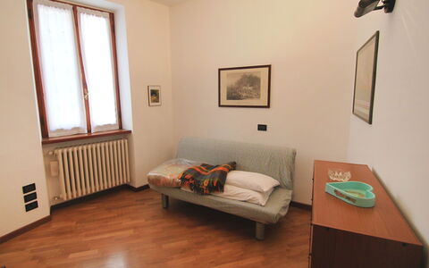 Gargnano 250: Zimmer, Fussboden, Eigentum, Möbel, Hartholz, Interior Design, Holzboden, Wand, Gebäude, Decke