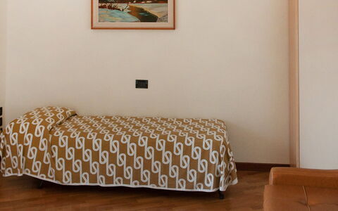Gargnano 250: Möbel, Bett, Zimmer, Schlafzimmer, Interior Design, Bettrahmen, Fussboden, Textil, Bettdecke, Bedding