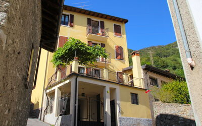 Gargnano 250: Himmel, Gebäude, Fenster, Eigentum, Pflanze, Azurblau, Nachbarschaft, Wohngebiet, Fassade