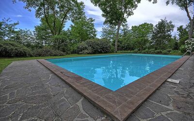 Castello Viterbese: Schwimmbad, Eigentum, Wasser, Grundeigentum, Rechteck, Reflecting Pool, Gras, Freizeit, Haus, Water Feature