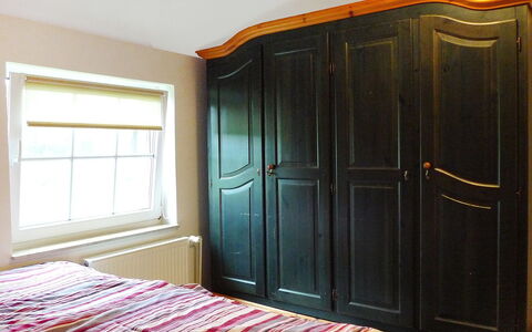 Hage 300: Möbel, Zimmer, Eigentum, Kleiderschrank, Schrank, Schlafzimmer, Bett, Tür, Interior Design, Wand