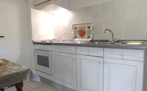 Hage 300: Zimmer, Eigentum, Countertop, Möbel, Cabinetry, Sinken, Küche, Fliese, Interior Design, Materialeigenschaft