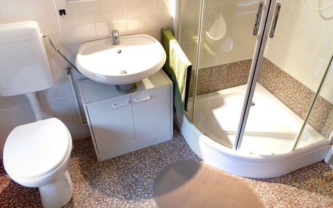 Hage 300: Badezimmer, Eigentum, Toilette, Produkt, Zimmer, Fussboden, Fliese, Armatur, Interior Design, Die Architektur