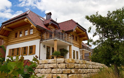 Grosserlach 100: Pflanze, Himmel, Wolke, Fenster, Gebäude, Baum, Haus, Treppe, Vegetation, Grundstueck