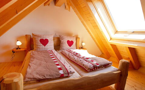 Grosserlach 100: Möbel, Eigentum, Gebäude, Komfort, Holz, Orange, Beleuchtung, Interior Design, Fussboden, Bettrahmen