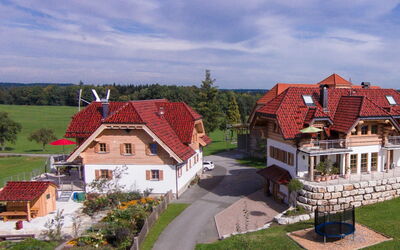 Grosserlach 100: Pflanze, Himmel, Gebäude, Wolke, Eigentum, Fenster, Haus, Grundstueck, Baum, Nachbarschaft
