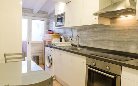 Cofitsa: Eigentum, Zimmer, Countertop, Küche, Cabinetry, Möbel, Interior Design, Haus, Gebäude, Gelb
