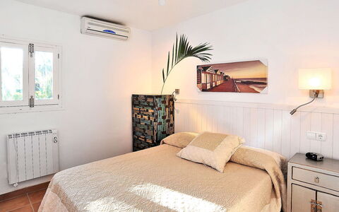 Cofitsa: Schlafzimmer, Bett, Möbel, Bettdecke, Zimmer, Bedding, Eigentum, Interior Design, Bettrahmen, Matratze