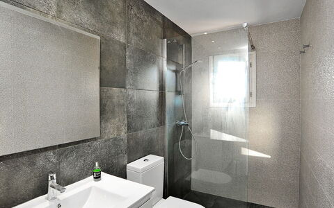 Cofitsa: Badezimmer, Eigentum, Zimmer, Interior Design, Wand, Fliese, Die Architektur, Gebäude, Haus, Armatur