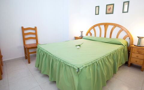 Topacio Iv: Schlafzimmer, Bettdecke, Möbel, Bett, Zimmer, Bedding, Eigentum, Grün, Bettrahmen, Bett Rock