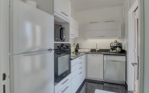 Les Terrasses: Cabinetry, Küchengerät, Countertop, Haushaltsgerät, Küche, Herd, Gebäude, Major Appliance, Fussboden, Flooring