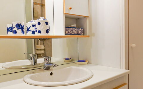 Aillerie: Spiegel, Zapfhahn, Sinken, Bad Sink, Armatur, Badezimmer, Holz, Lila, Interior Design, Regal